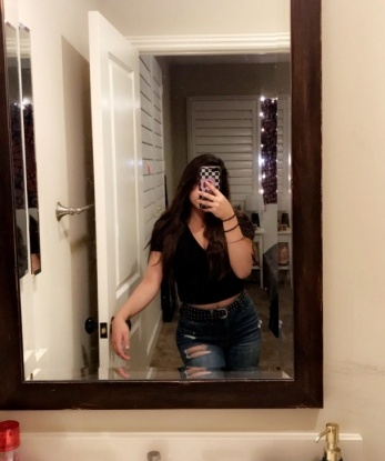 У меня вы найдете все, что ищете: страсть, удовлетворение и безудержное удовольствие. Я знаю, как доставить вам небесное блаженство, вдохновившись вашими фантазиями. Мои услуги разнообразны и включают все, что вы хотите испытать. Доверьтесь моей опытной руководствующей, и я расскажу вам обо всех оттенках нашего взаимного удовольствия. Я живу в Москве и нахожусь всегда готова к вашим приключениям. Откройте для себя новый мир величайших наслаждений со мной. Доверьтесь и наслаждайтесь. 🌟💋💫 9818, 19 лет